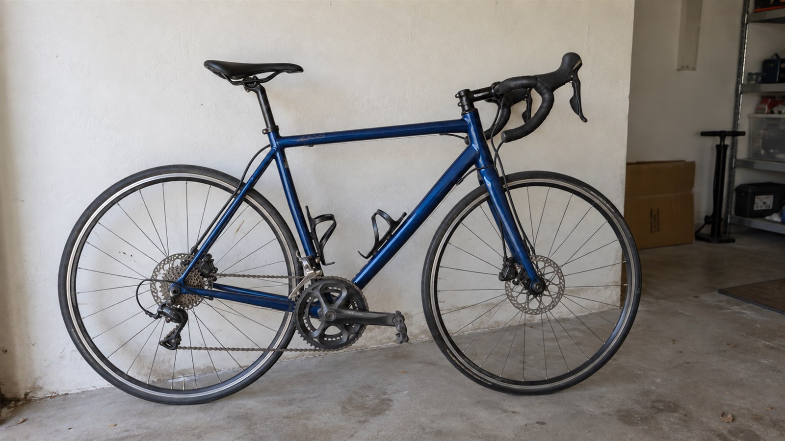Gebrauchtes Carbon-Rennrad bei einer technischen Bewertung in einer Fahrradwerkstatt