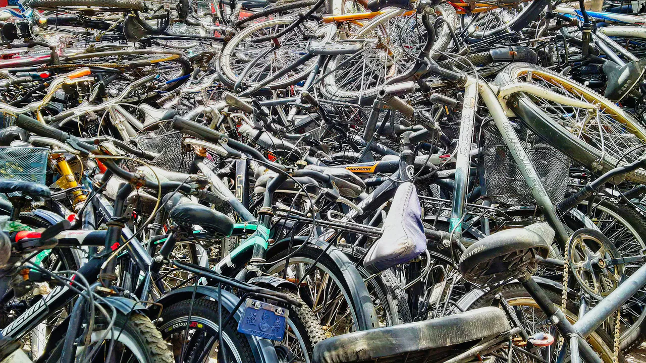 Haufen ausrangierter Fahrräder vor der Wiederverwertung