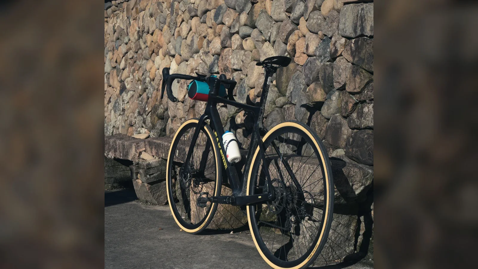 Schwarzes Rennrad vor einer Natursteinwand als Symbolbild zum Cube Agree Rückruf