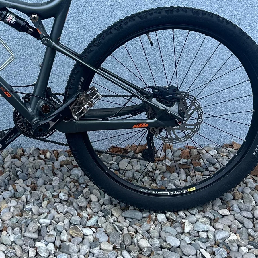 Hinterrad und hydraulische Shimano-Scheibenbremse am KTM Lycan 274