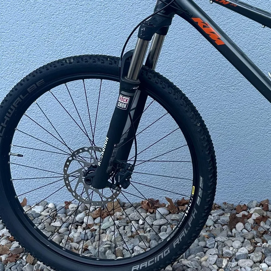 RockShox-Federgabel und vordere Shimano-Scheibenbremse am KTM Lycan 274