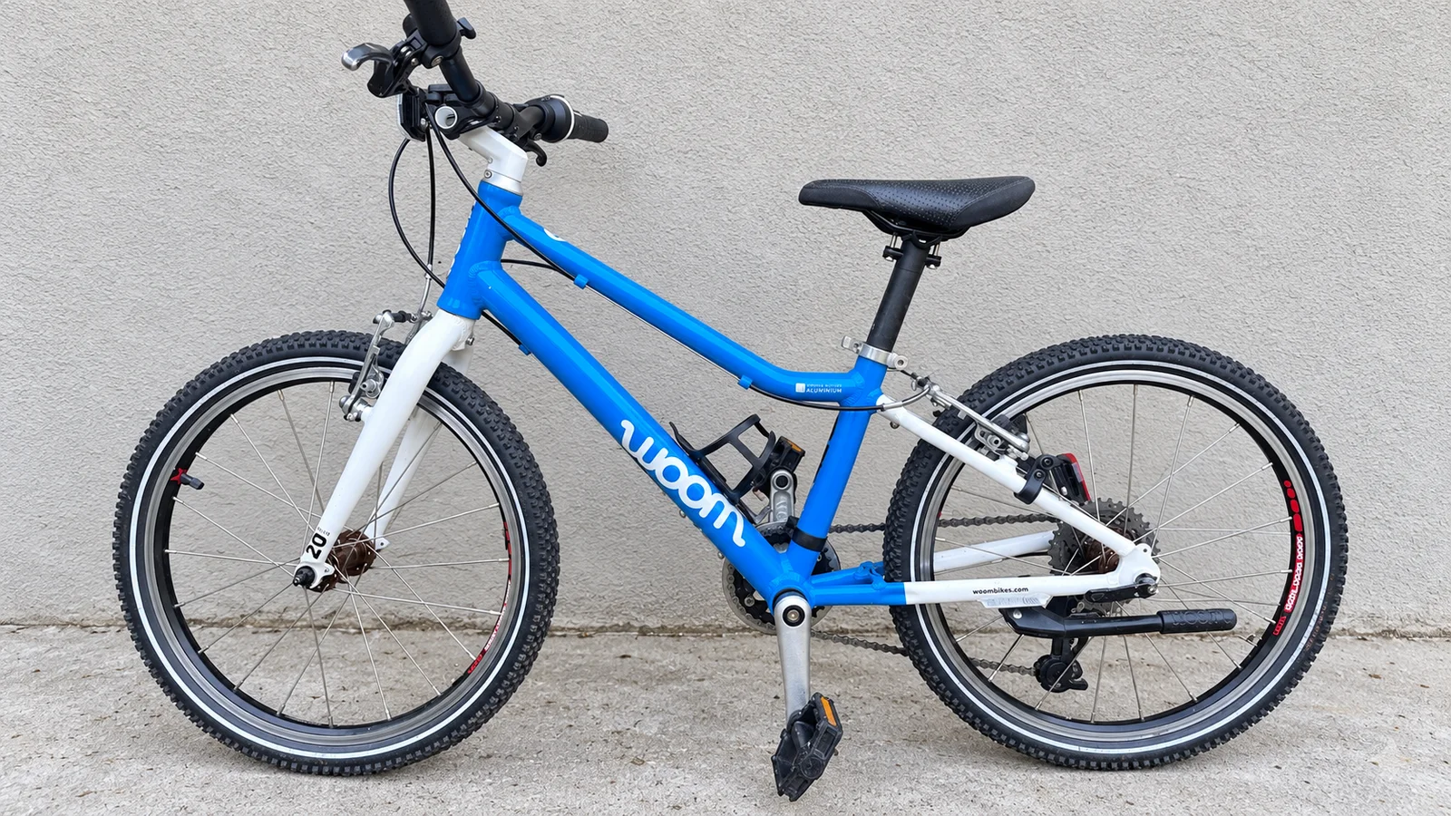 Gebrauchtes blaues woom Kinderfahrrad mit 20-Zoll-Laufrädern